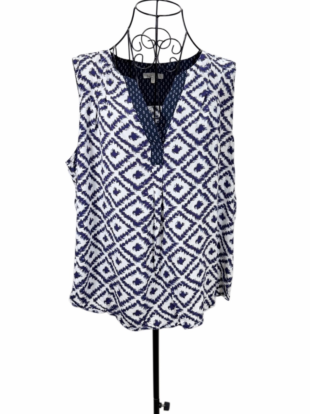 Skies Are Blue Navy and White Geometric V-Neck Sleeveless Top